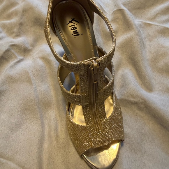 FIONI Clothing Shimmering Gold Heels - Picture 2 of 3